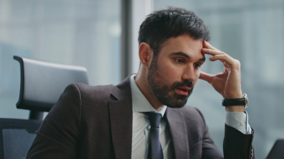 Líder empresarial con bloqueo mental en oficina, superado mediante hipnosis profesional
