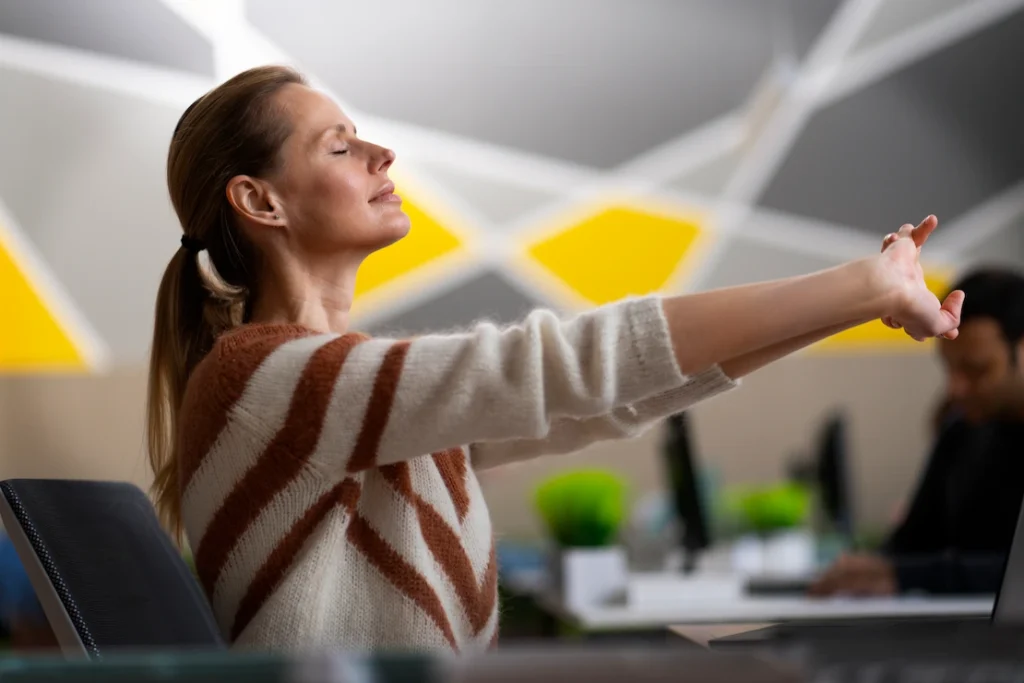 mujer en la oficina aplicando mindfulness durante un día de trabajo