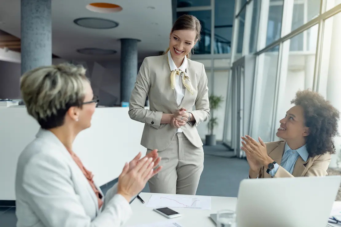 Directiva aplicando técnicas de coaching ejecutivo que fortalecen tu liderazgo