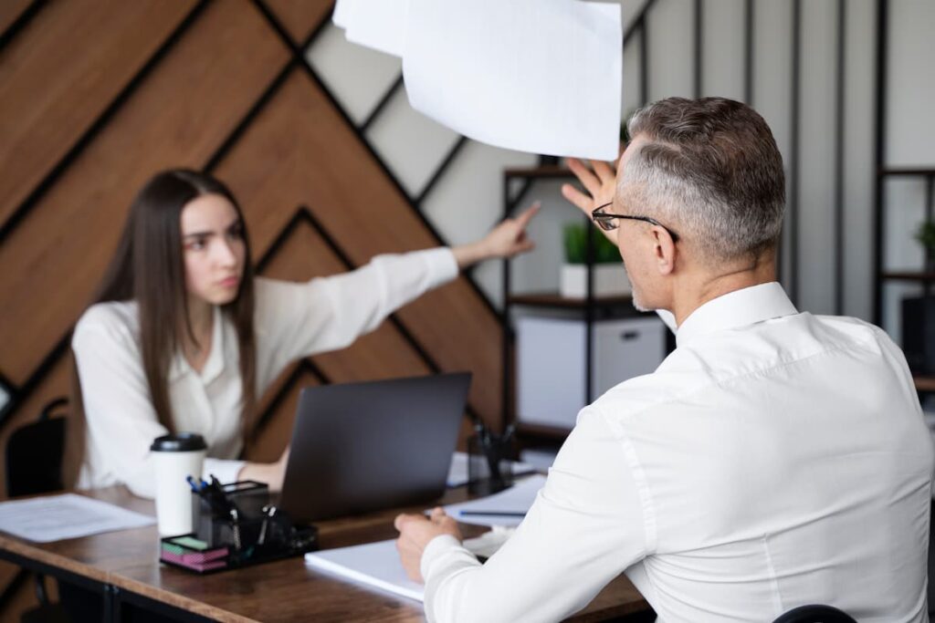 jefe comunicándose de manera no efectiva